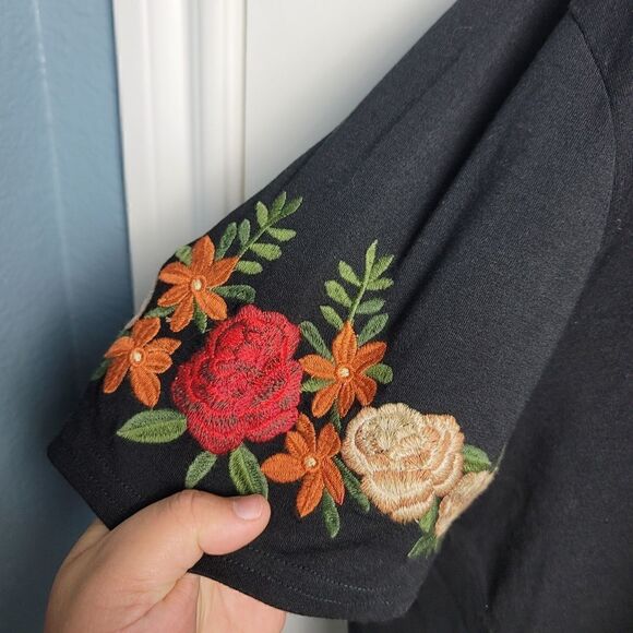 PLUS AMARYLLIS Floral Accent Top - Picture 2 of 8